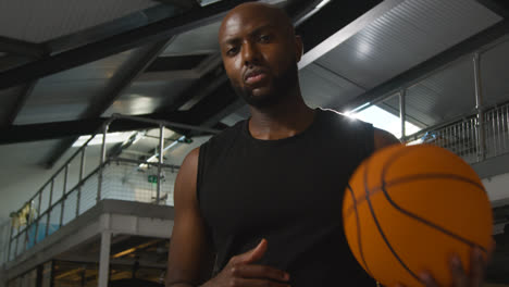 Porträtaufnahme-Eines-Männlichen-Basketballspielers-Auf-Dem-Spielfeld,-Der-Den-Ball-Von-Hand-Zu-Hand-Wirft